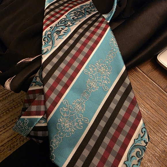 Viviz Forancci Hankerchief Neck Tie. - Picture 2 of 3